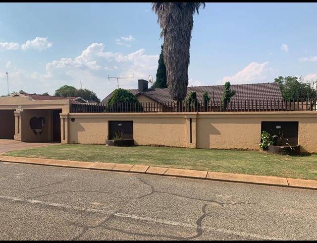 4 BEDROOM HOUSE FOR SALE IN FLEURHOF